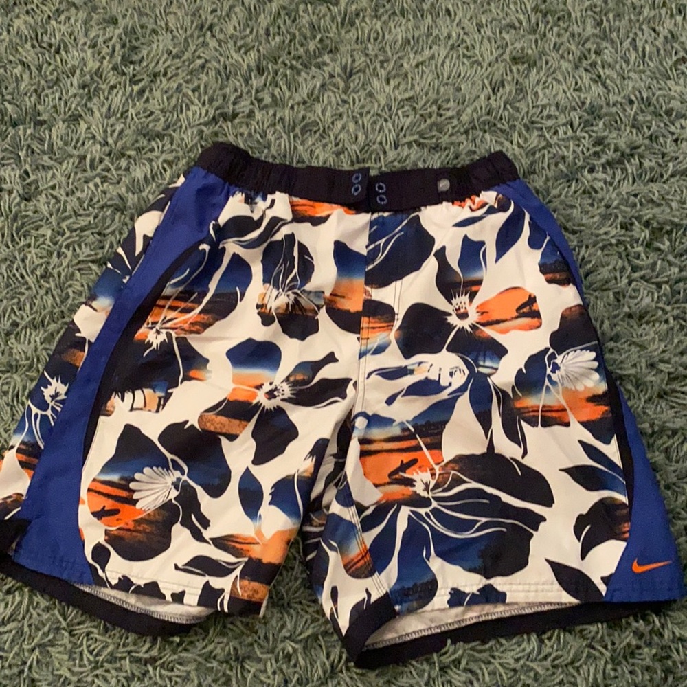 MENS NIKE SWIM TRUNKS SIZE MEDIUM